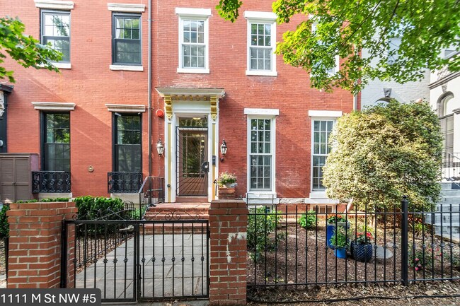 Building Photo - Charming 2 BR/2 BA Condo in Logan Circle!