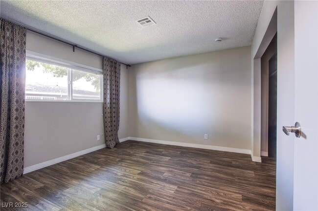 Building Photo - 5009 Evergreen Ave