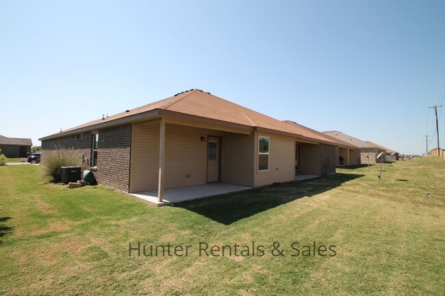 Building Photo - Spacious Two-Bedroom!