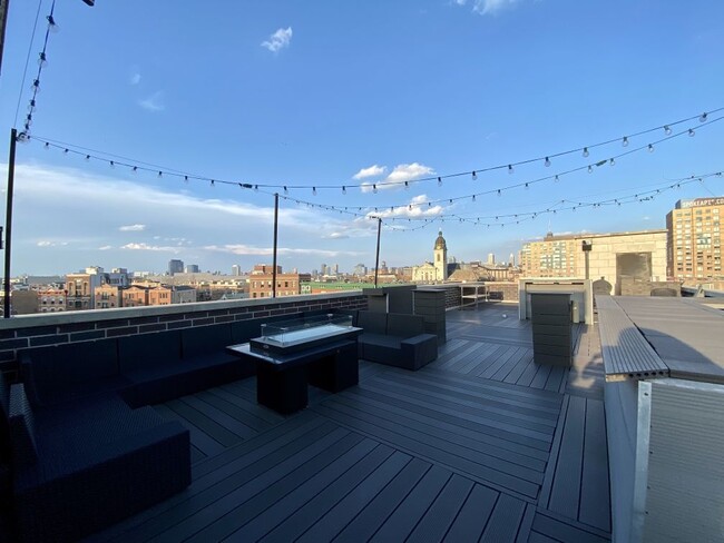 Building Photo - 744 N May St