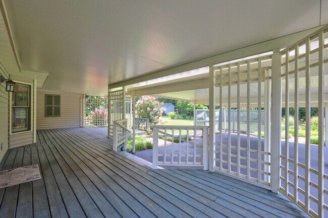 Building Photo - 3215 Arthur Dr