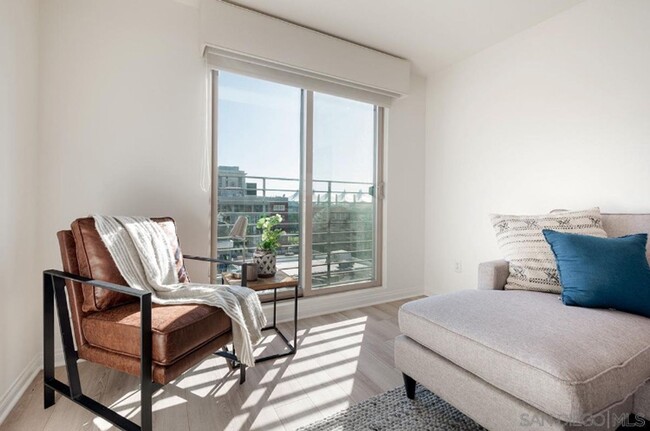 Building Photo - UNBEATABLE LOCATION 1 BEDROOM, TOP FLOOR  ...