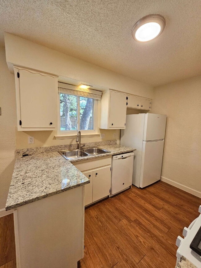 Building Photo - Charming 4-Bedroom Retreat with Cozy Fireplace in Vibrant Austin Neighborhood!