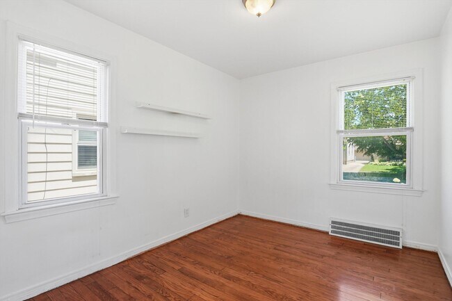 Building Photo - 3432 Woodside St