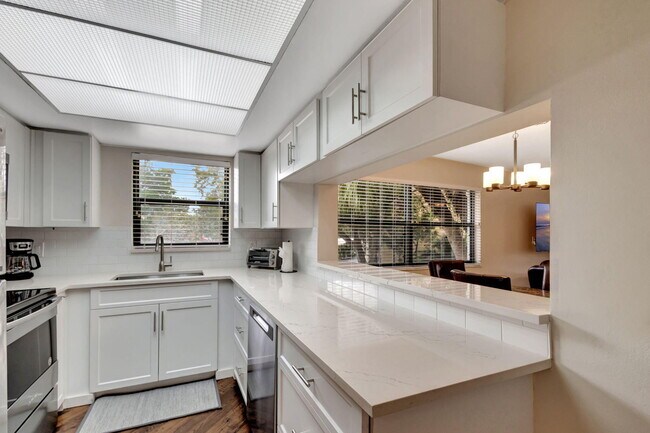 Building Photo - 600 Uno Lago Dr