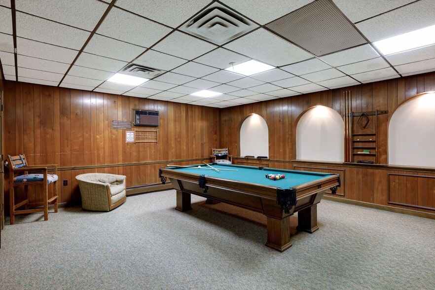 Billiards Room - 179 Little Canada Rd E