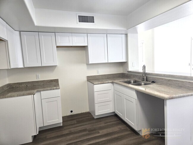 Building Photo - Fully remodeled, spacious 3 bed 2.5 bath, two-story home in Phoenix