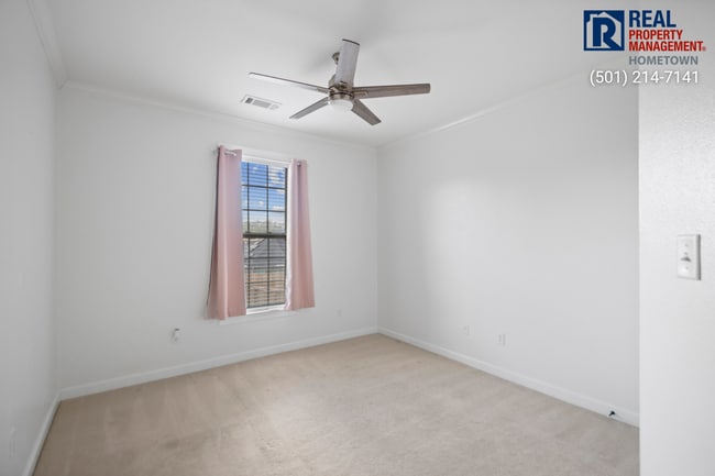 Building Photo - 4040 Robinwood Cir