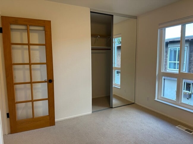 Building Photo - EPIC REA: 2 BR/1 BA Townhome w/ 1 Parking in Great Corte Madera