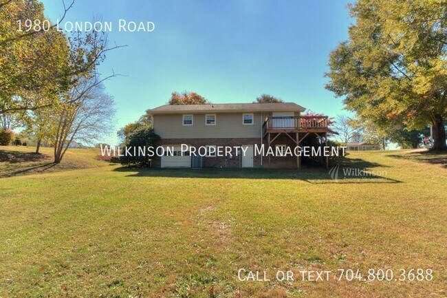 Building Photo - 3 Bedrooms, 2 Baths Ranch In Mooresville Q...