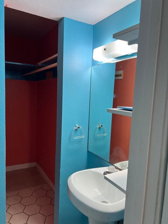 Building Photo - 9314 Valley Stream