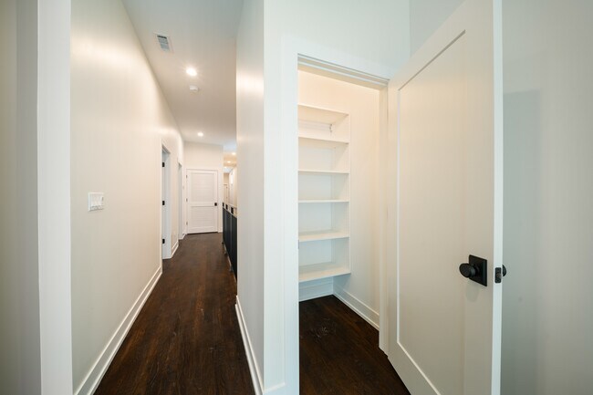 Building Photo - 406 E 50th Pl
