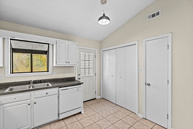 Building Photo - 130-132-132 Pine Crest Dr