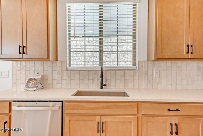 Building Photo - 3 Bedroom 2.5 Bathroom North Creek Home in Queen Creek