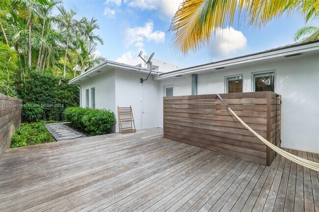 Building Photo - 424 E Dilido Dr
