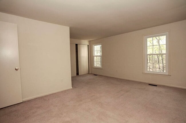 Building Photo - Fantastic 3br End-Unit Town Home in highly sought Silver Spring Neighborhood - Ready mid-June