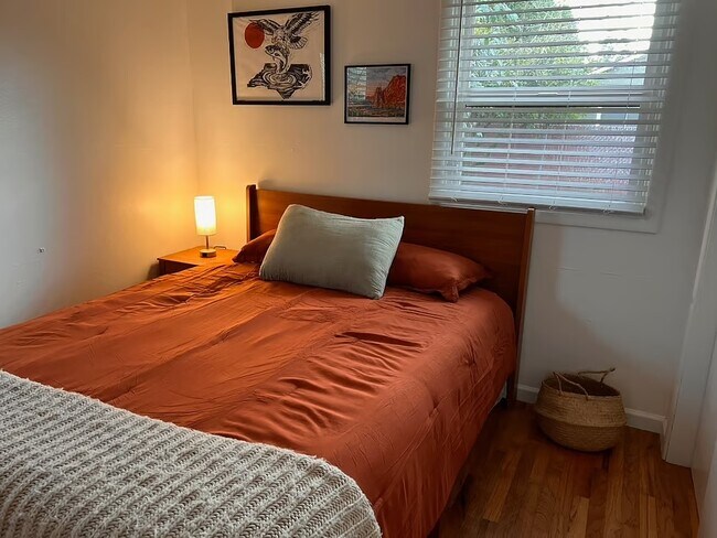 Building Photo - 9812 SE Reedway St