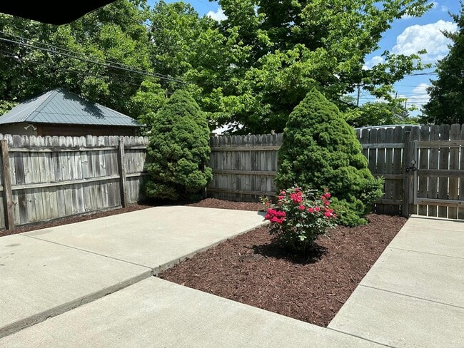 Building Photo - 746 Beech St