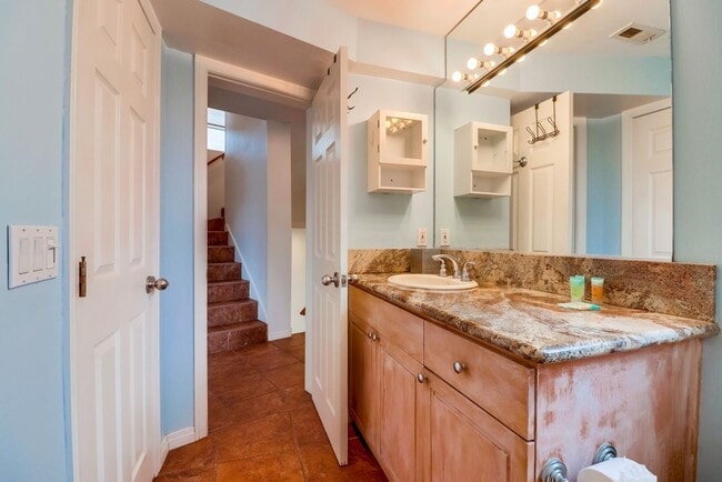 Building Photo - Private Rooftop Deck South Mission Beach