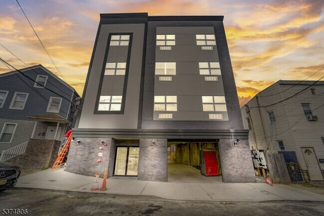 Building Photo - 48 Chadwick St