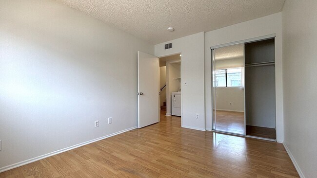 Building Photo - Lovely 4-bedrom 2.5-bath Condo In Panorama...