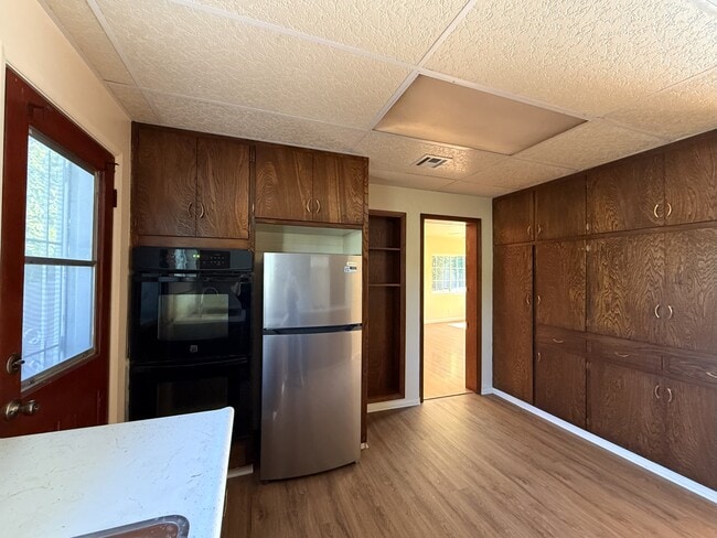 Building Photo - 13949 Oval Dr