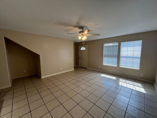 Building Photo - 5202 Fountain Lake Dr