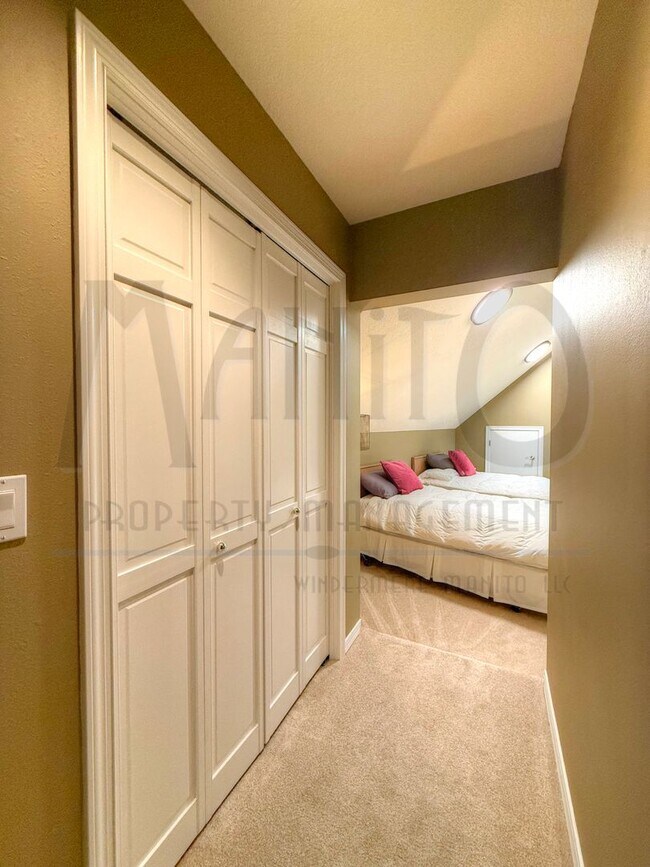 Building Photo - Elegant & Sprawling South Hill Home