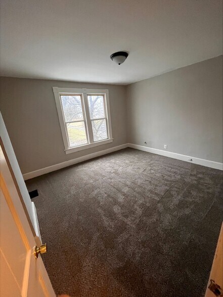 Bedroom - 1283 E Fulton St