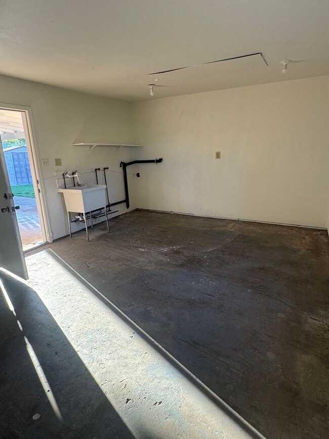 Building Photo - 5 Bedroom, 3.5 Bath, Beautiful 1,856 SQ FT...
