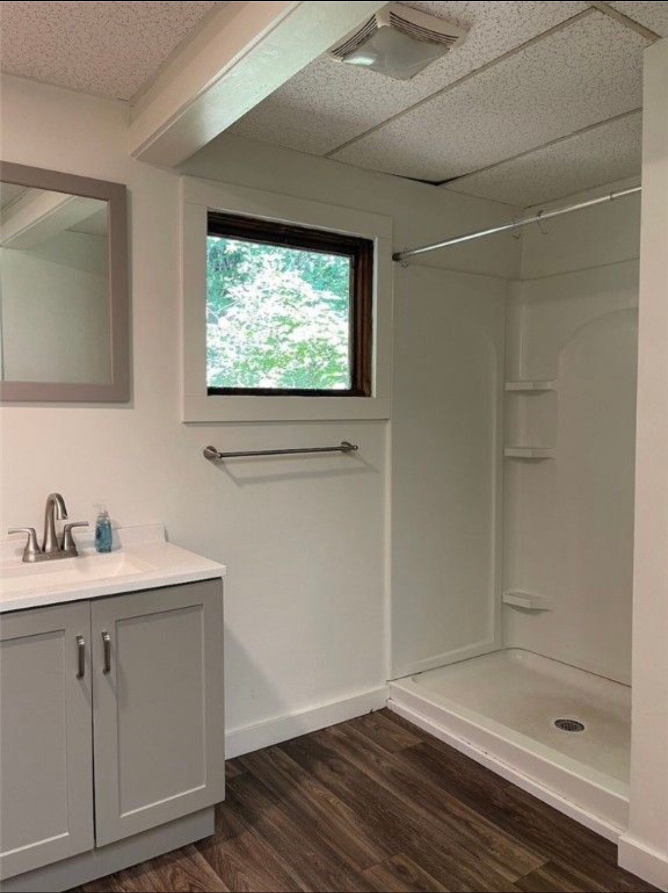 Building Photo - 107 Elm St