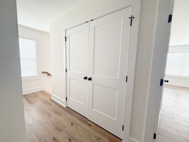 Building Photo - 3 Bedroom Home with 2 Car Garage and Resort Style Pool Access