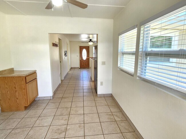 Building Photo - Annual Unfurnished 3 Bedroom 2 Bathroom Home in Nokomis!