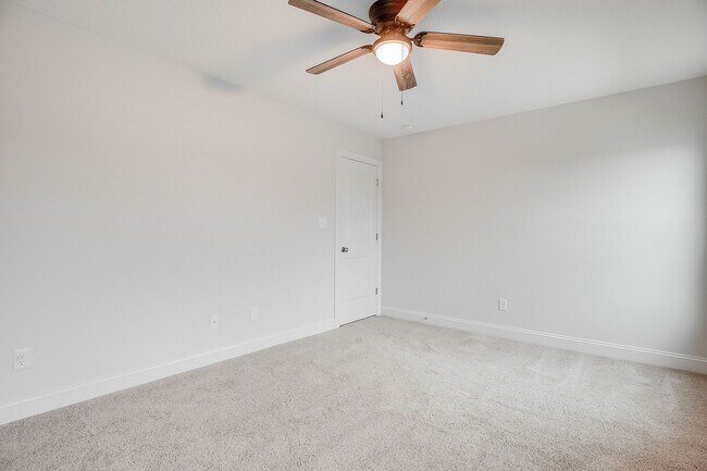 Building Photo - 917 Uplands Ln