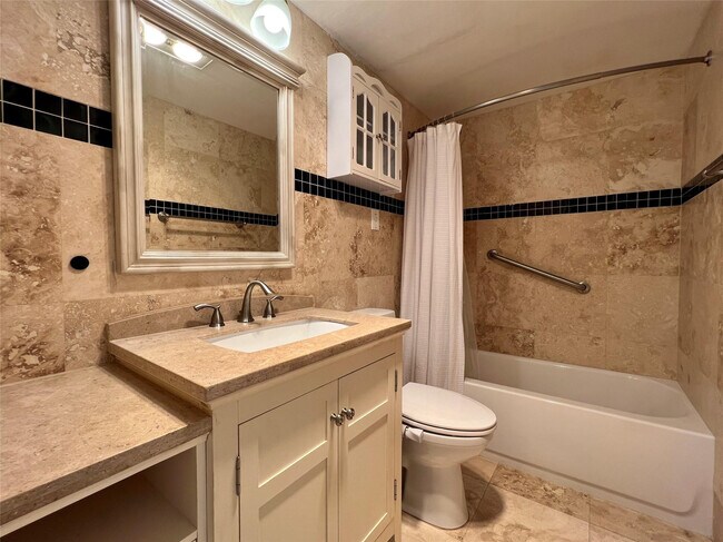 Building Photo - 400 Golden Isles Dr