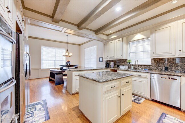 Building Photo - 2510 Potomac Dr