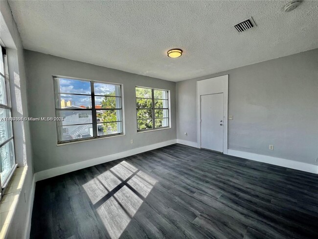 Building Photo - 301 SW 10th Ave