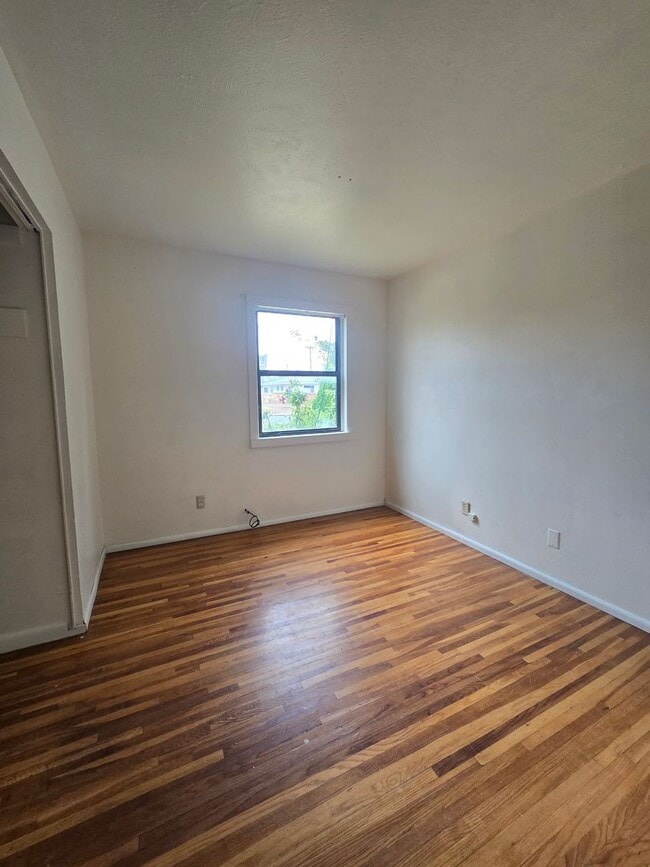 Building Photo - 3 BEDROOM ON LYNWOOD