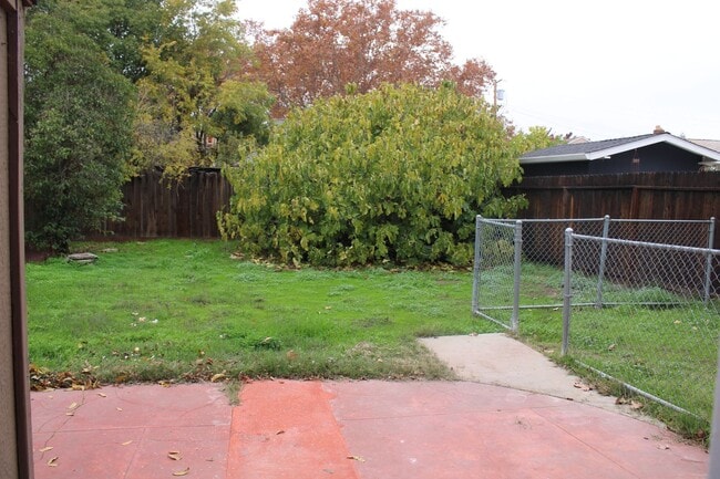 Building Photo - 3 Bedroom, 2 Bath in Single Family Home with BONUS Room Close to Downtown Pittsburg/BART