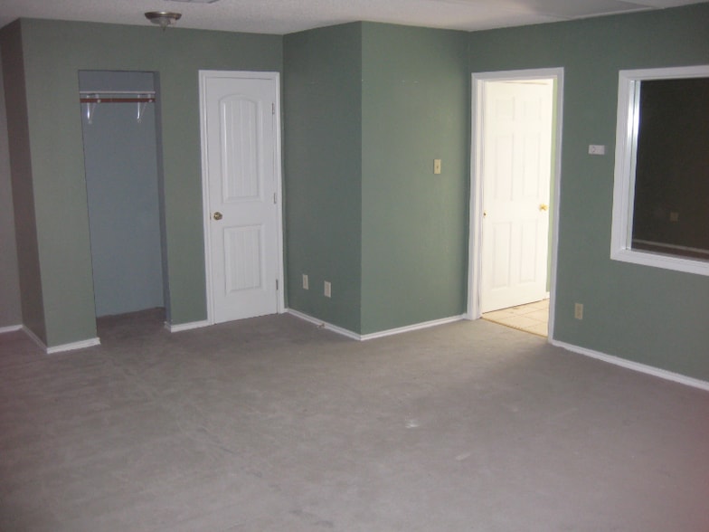 Building Photo - 1108 W 4th St