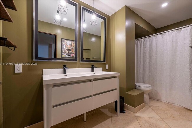 Building Photo - 2350 NE 135th St