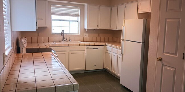 Building Photo - Great Stafford Glen Upstairs Condo