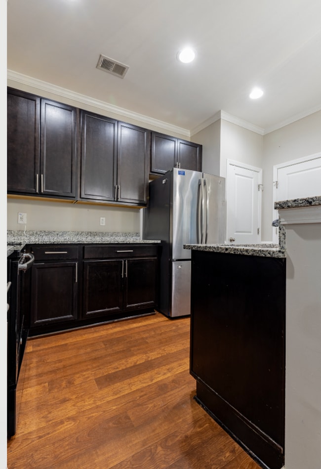 Building Photo - Updated 3BR Townhouse with Kitchen Island & Walk-In Closets