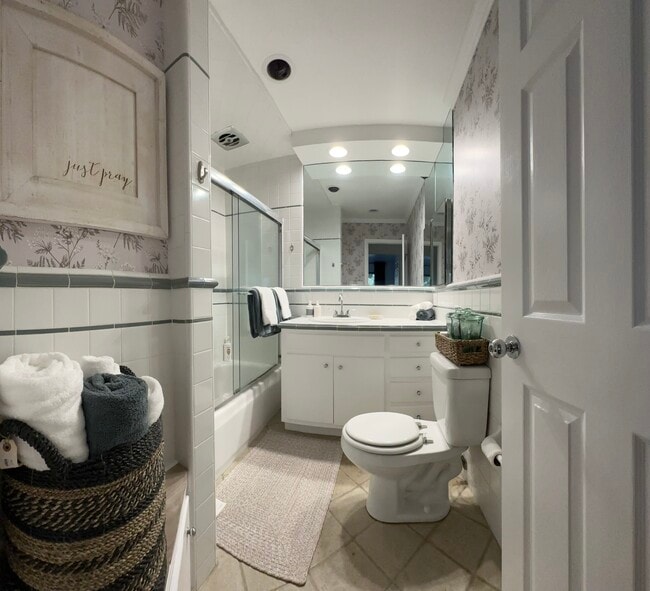 Bathroom - 960 Larrabee St