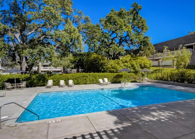 Building Photo - 675 Sharon Park Dr