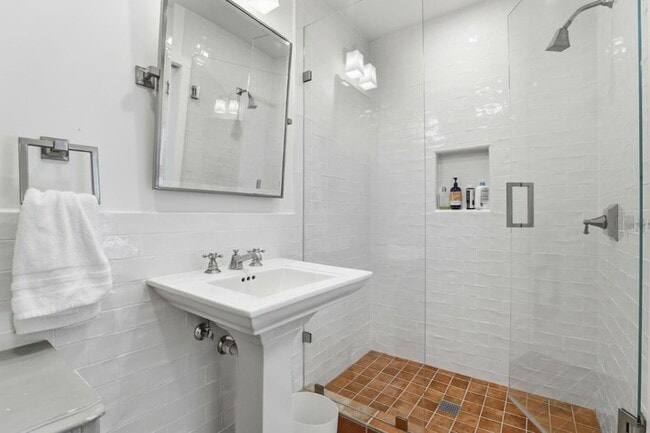 Building Photo - 566 E Crescent Dr