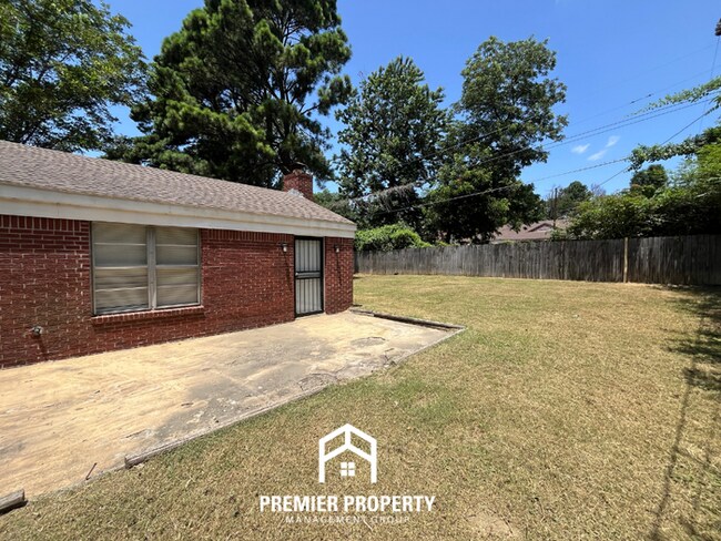 Building Photo - 3BR/1.5BA Memphis Rental with Tile Flooring, Brick Fireplace & Fenced Yard