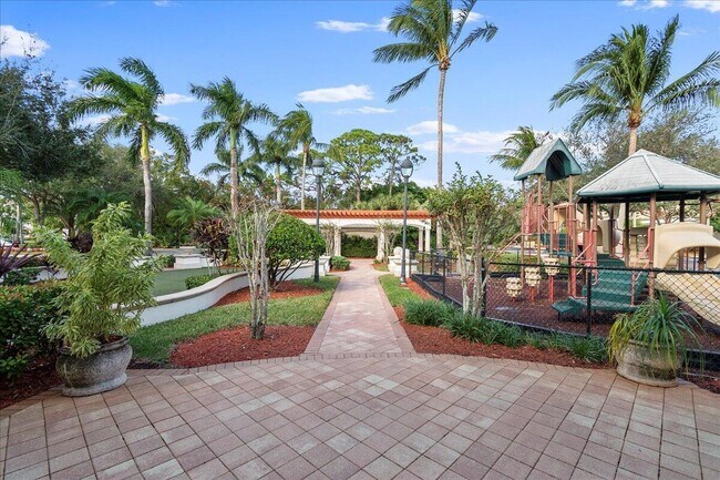 Building Photo - 6203 Myrtlewood Cir W
