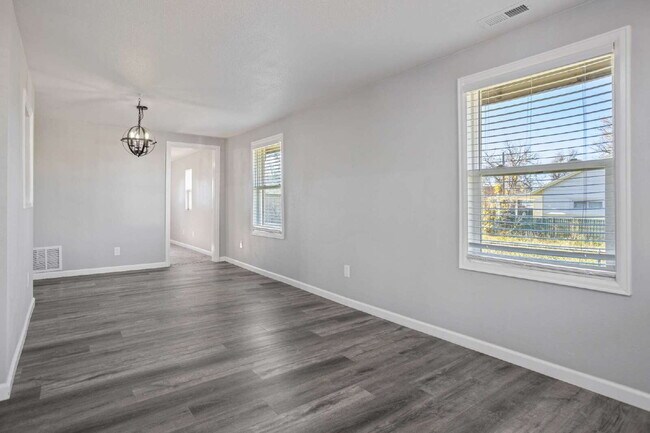 Building Photo - Cute Single Family Home Ready Now!