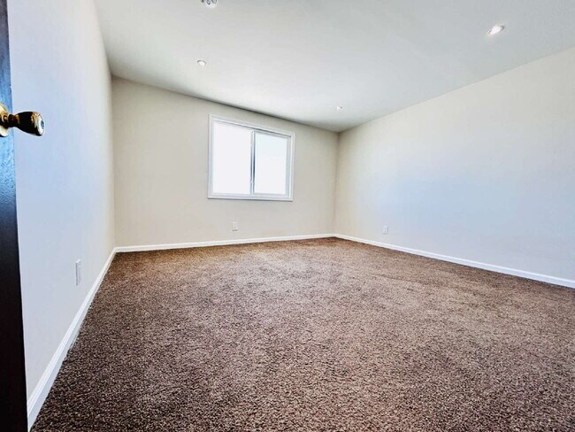 Building Photo - Quiet 2 bd House Surrounded by Open Desert